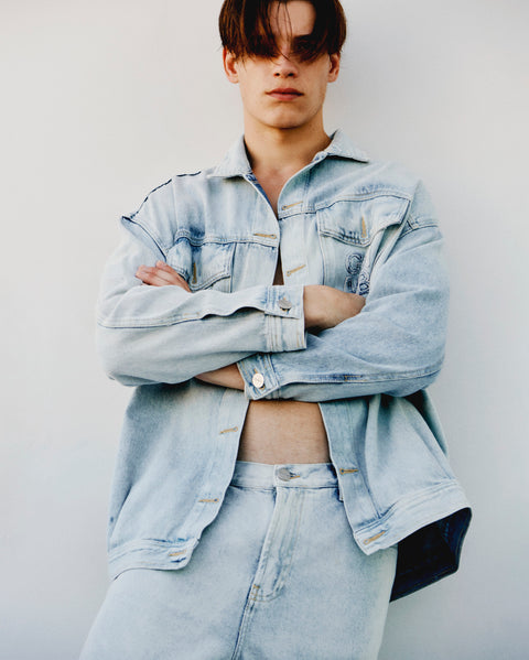 jaqueta_sarja_jeans_e_oversized_jeans_largo_sarja _bordado _bolso_jeans _algodão_produção_nacional_jaqueta_unissex_atemporal_look_casual