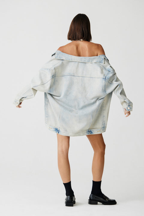 jaqueta_sarja_jeans_e_oversized_jeans_largo_sarja _bordado _bolso_jeans _algodão_produção_nacional_jaqueta_unissex_atemporal_look_casual