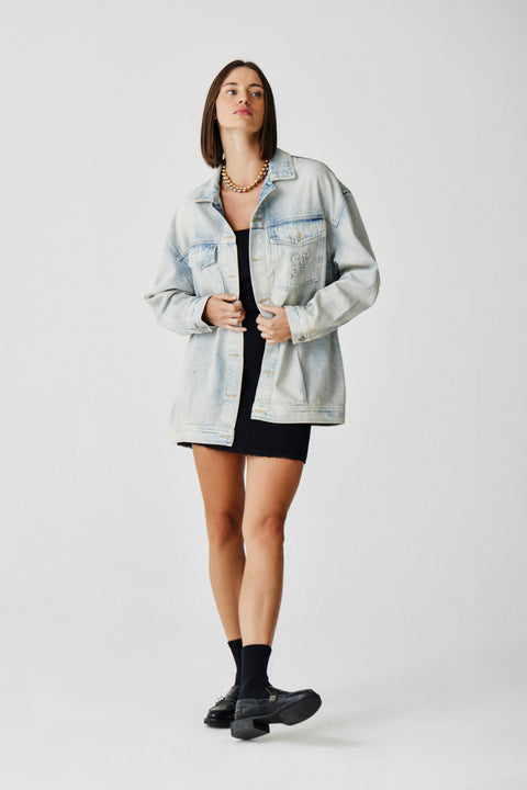 jaqueta_sarja_jeans_e_oversized_jeans_largo_sarja _bordado _bolso_jeans _algodão_produção_nacional_jaqueta_unissex_atemporal_look_casual